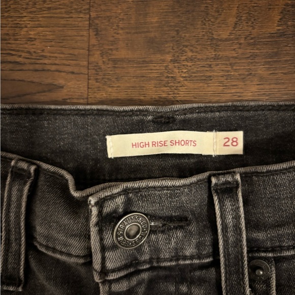 Levi’s High Rise Shorts - Picture 9 of 10